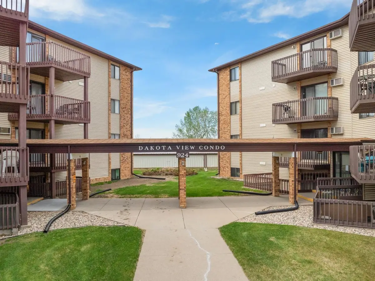924 28th Ave, Unit 401 A SW, Minot, ND 58701 - #1