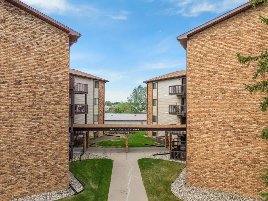 924 28th Ave, Unit 401 A SW, Minot, ND 58701 - #2
