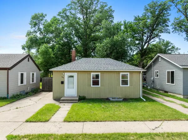 204 17th St SE, Minot, ND 58701