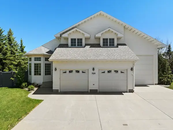 308 28th St NW, Minot, ND 58703