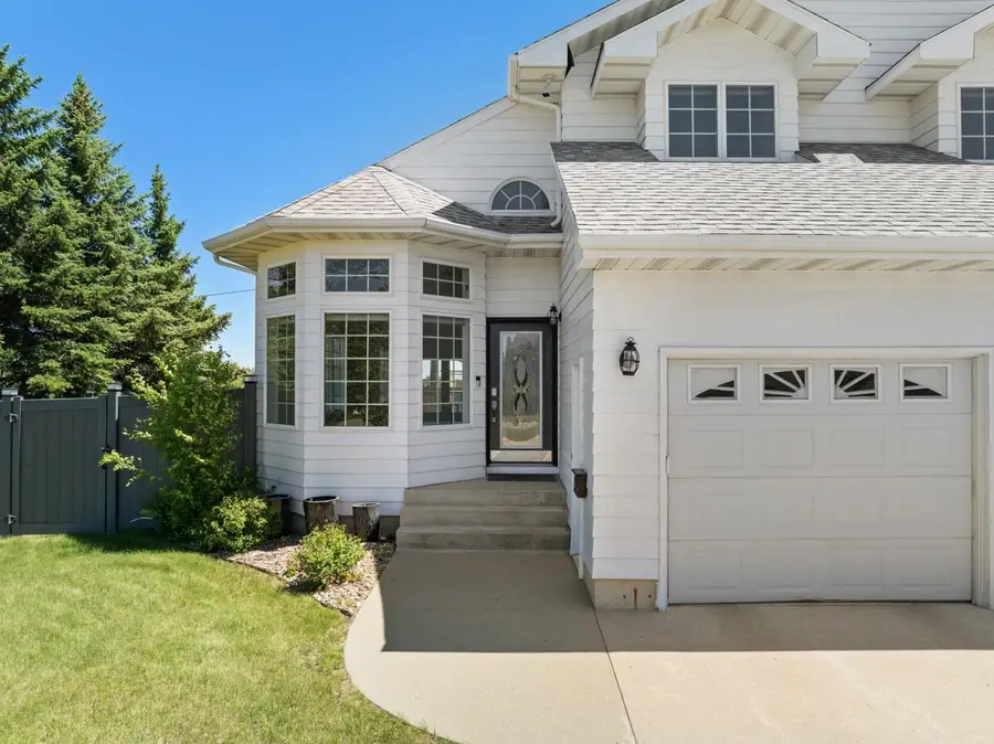 308 28th St NW, Minot, ND 58703 - #3