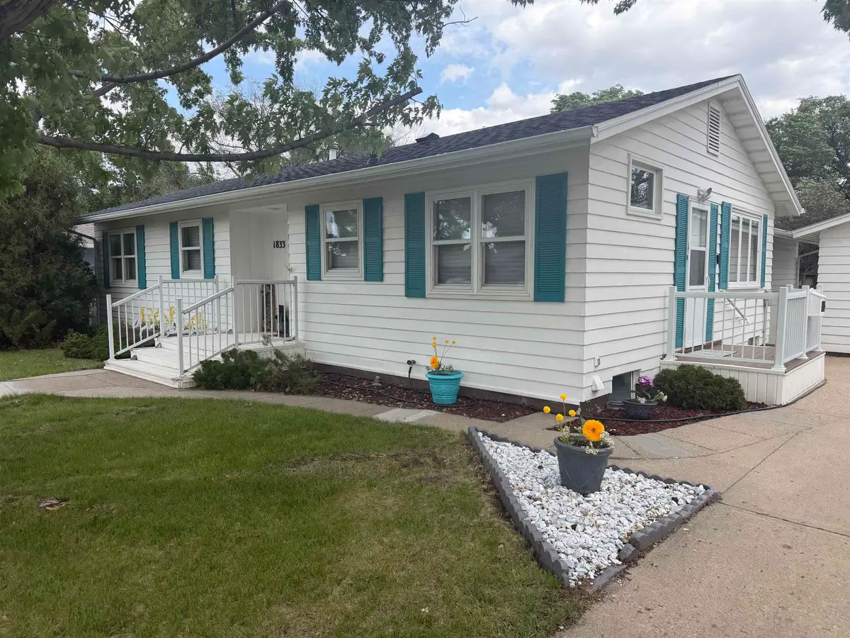 1833 7th St SW, Minot, ND 58701 - #1