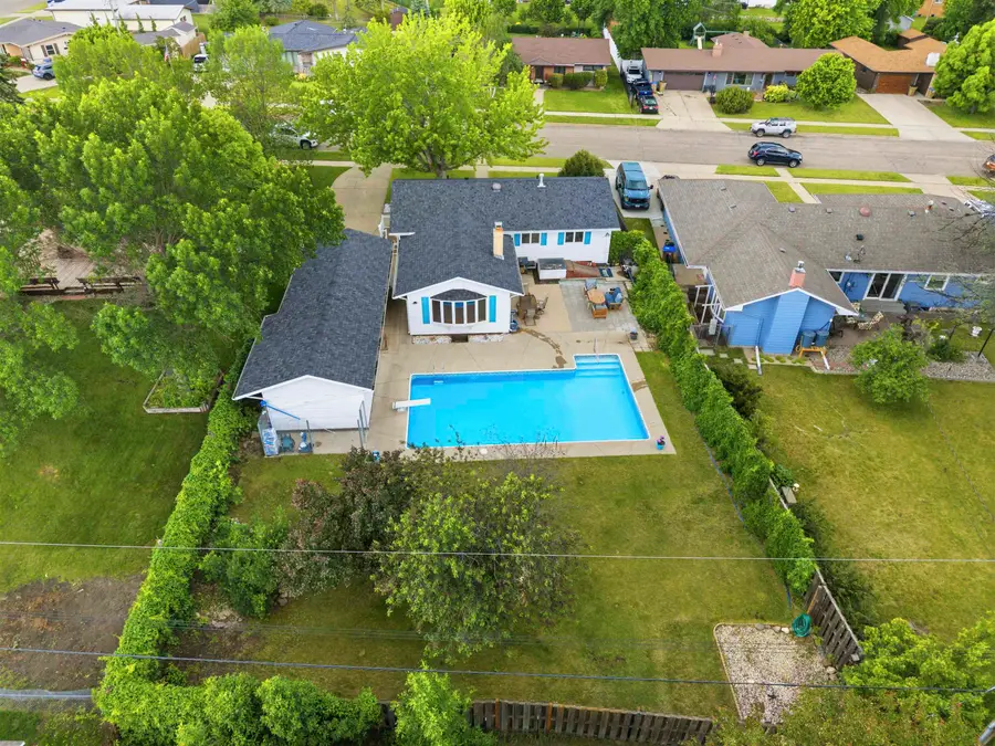 1833 7th St SW, Minot, ND 58701 - #3