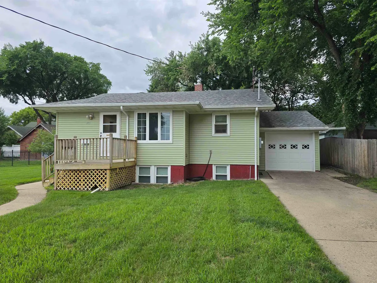 915 9th St NW, Minot, ND 58703-2128 - #1