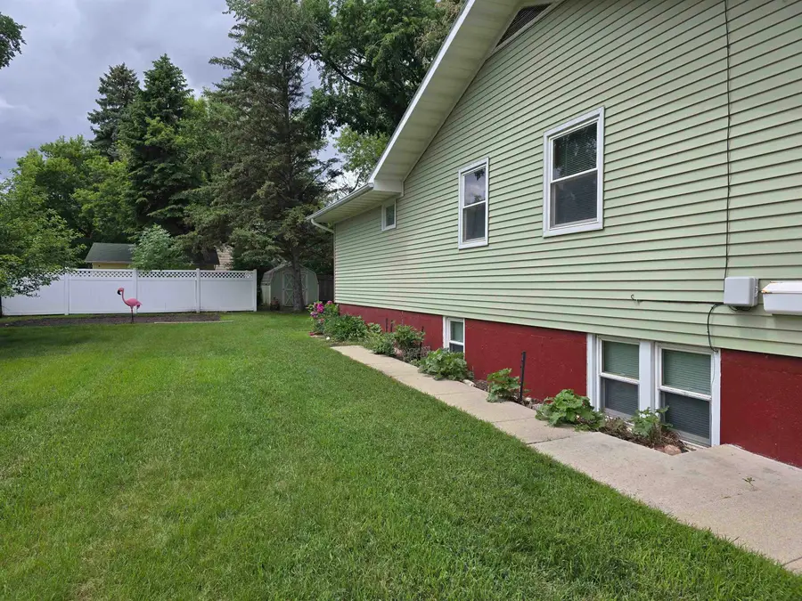 915 9th St NW, Minot, ND 58703-2128 - #2