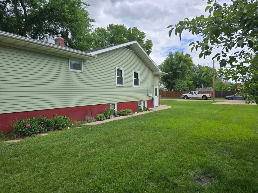 915 9th St NW, Minot, ND 58703-2128 - #3