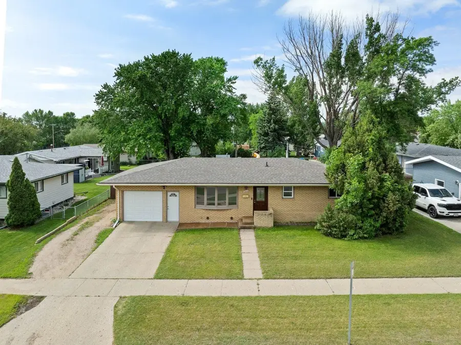 411 16th Ave SW, Minot, ND 58701 - #3
