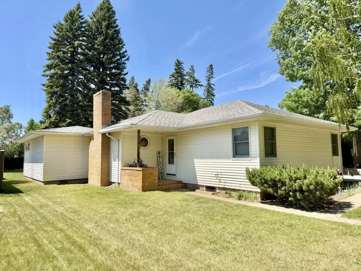 318 8th Ave SW, Rugby, ND 58368 - #1