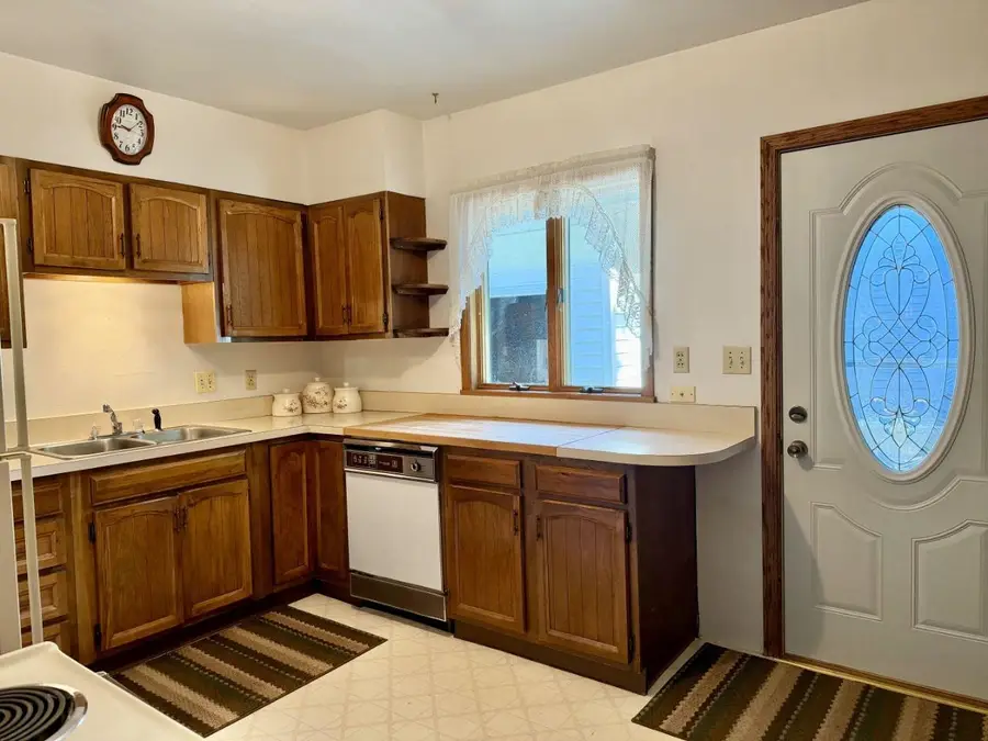 318 8th Ave SW, Rugby, ND 58368 - #3