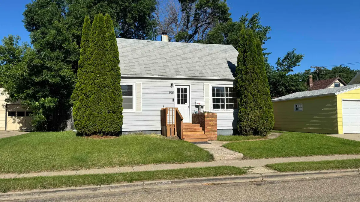 908 Park St SW, Minot, ND 58701 - #1