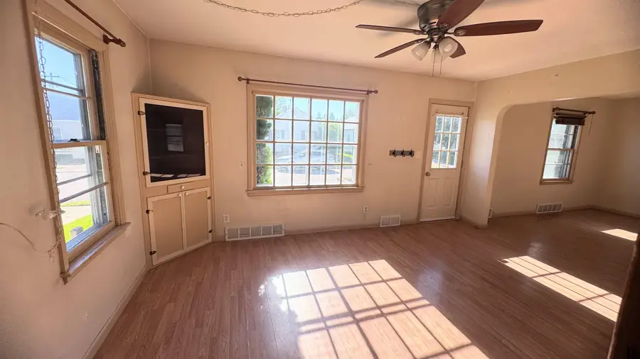 908 Park St SW, Minot, ND 58701 - #3