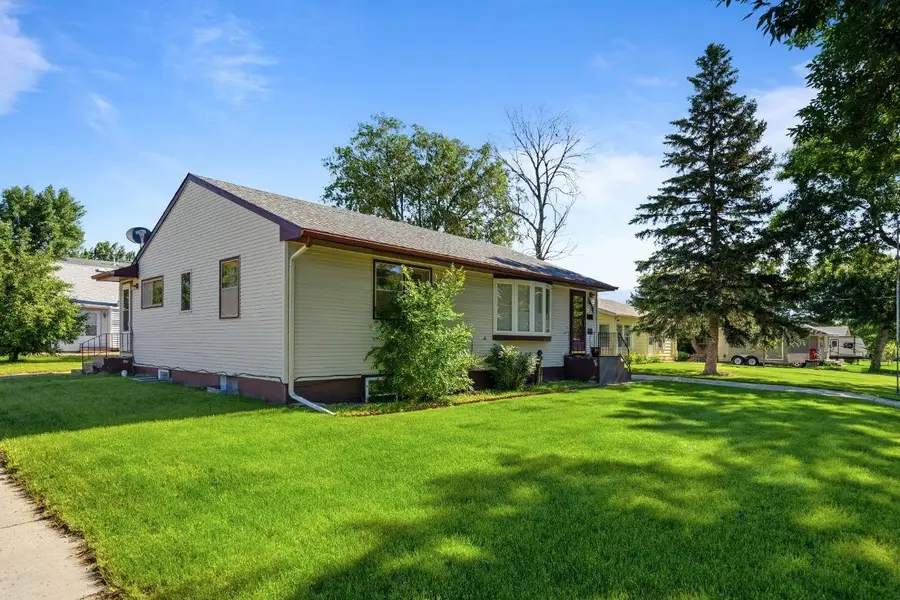 2116 5th Ave NW, Minot, ND 58703 - #2