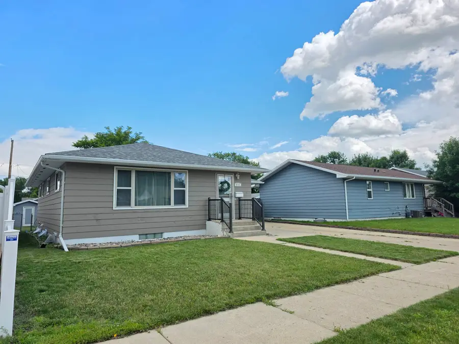 418 19th St NW, Minot, ND 58703 - #3
