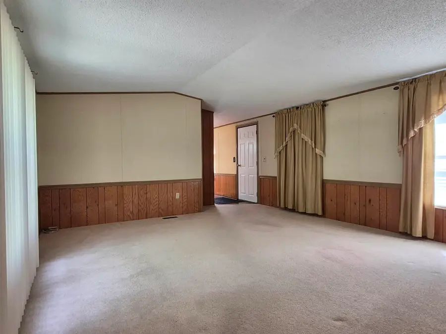 1604 46TH ST SE, Minot, ND 58701 - #3
