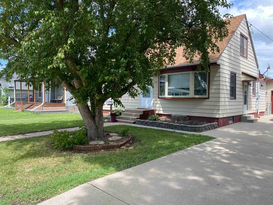 216 18th St NW, Minot, ND 58703 - #2
