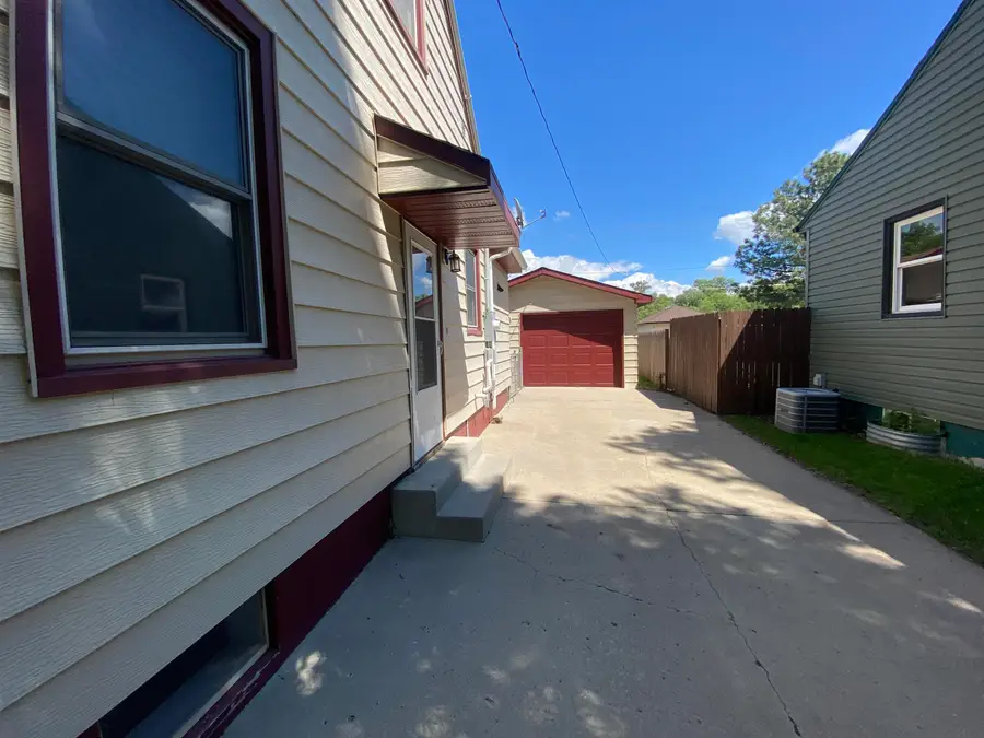 216 18th St NW, Minot, ND 58703 - #3