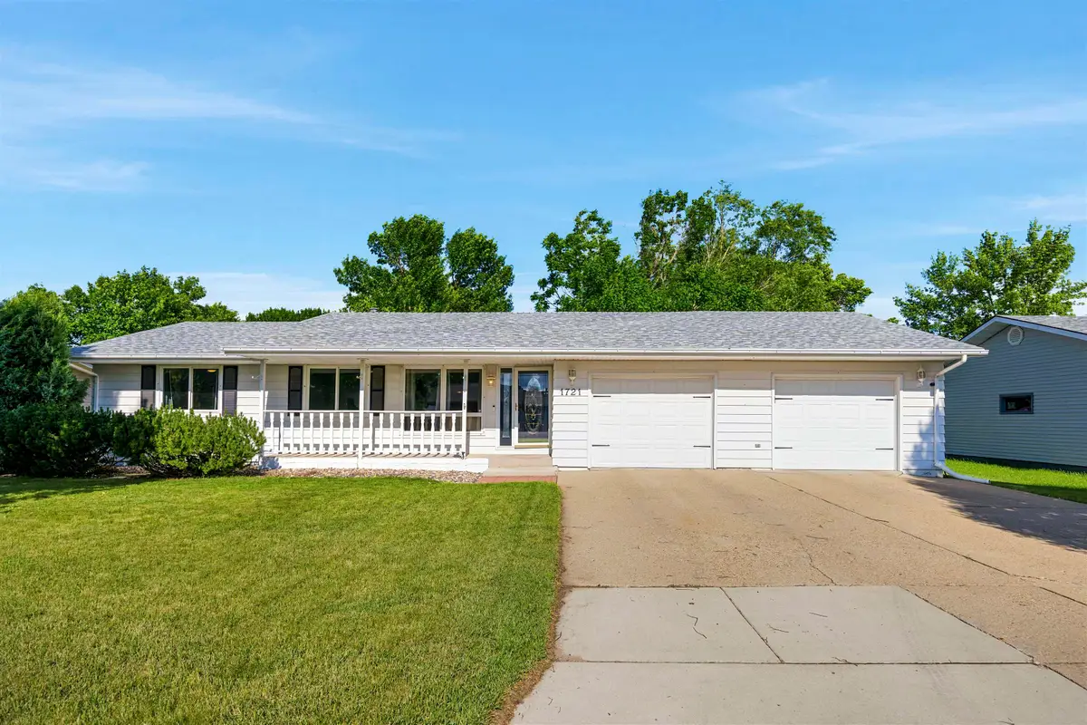 1721 3rd ST SE, Minot, ND 58701 - #1