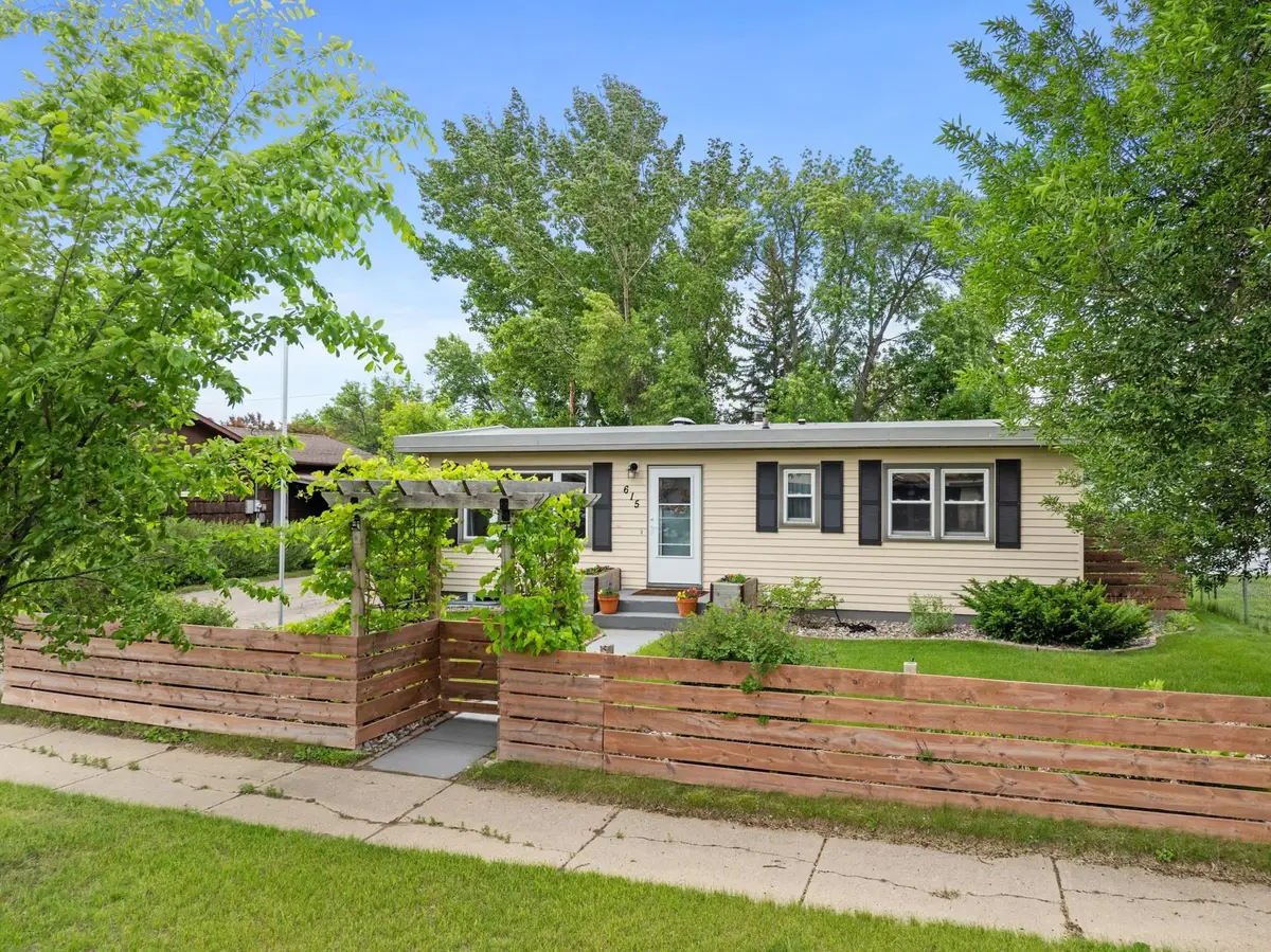 615 22nd Ave NW, Minot, ND 58703 - #1