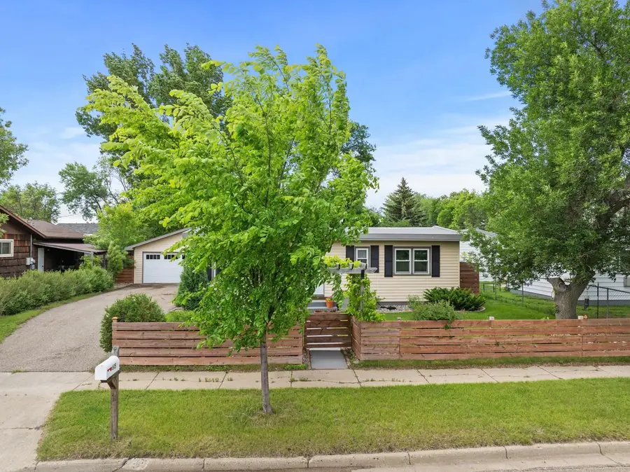615 22nd Ave NW, Minot, ND 58703 - #3