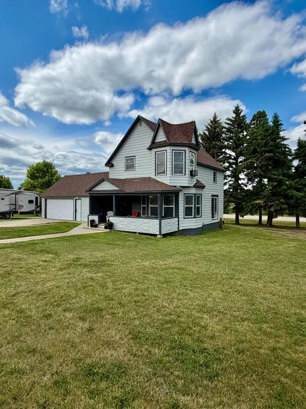 202 Prospect Ave, Velva, ND 58790