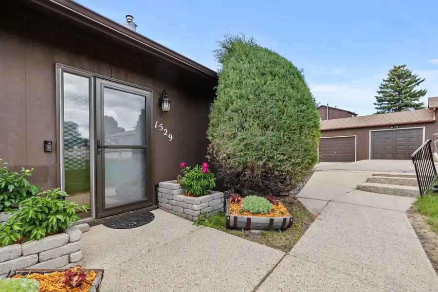 1529 NW 16th St, Minot, ND 58703 - #2