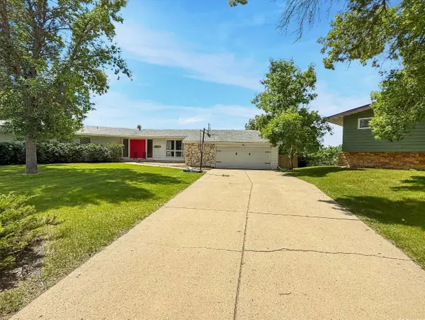 2021 IDA MAE CT, Minot, ND 58703-1619