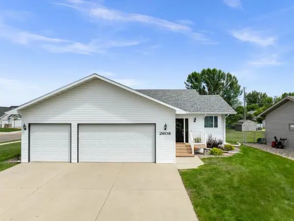 2608 Crescent Drive, Minot, ND 58703