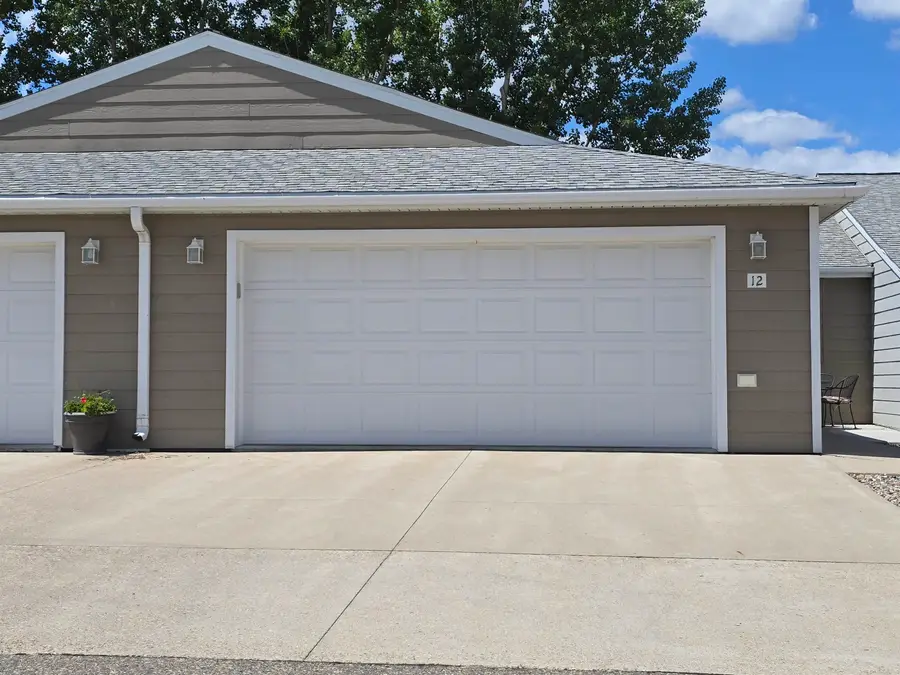 410 28th Ave SW, Minot, ND 58701-0000 - #3