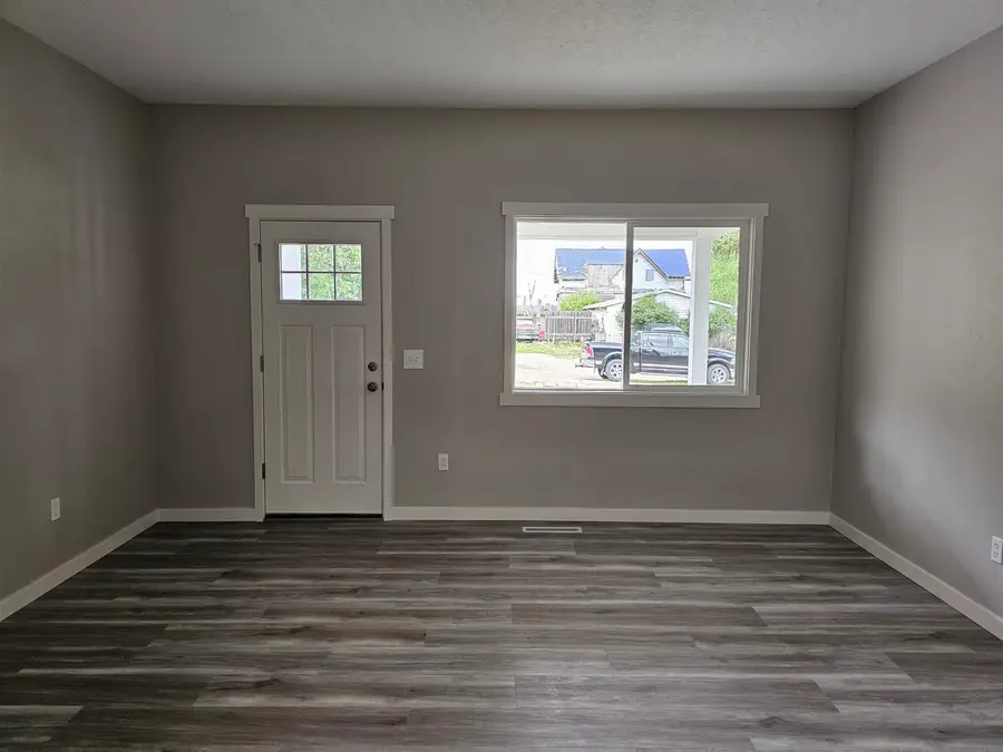 607 1st st SE, Minot, ND 58701 - #2