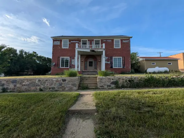 122 3rd St NW, Kenmare, ND 58746