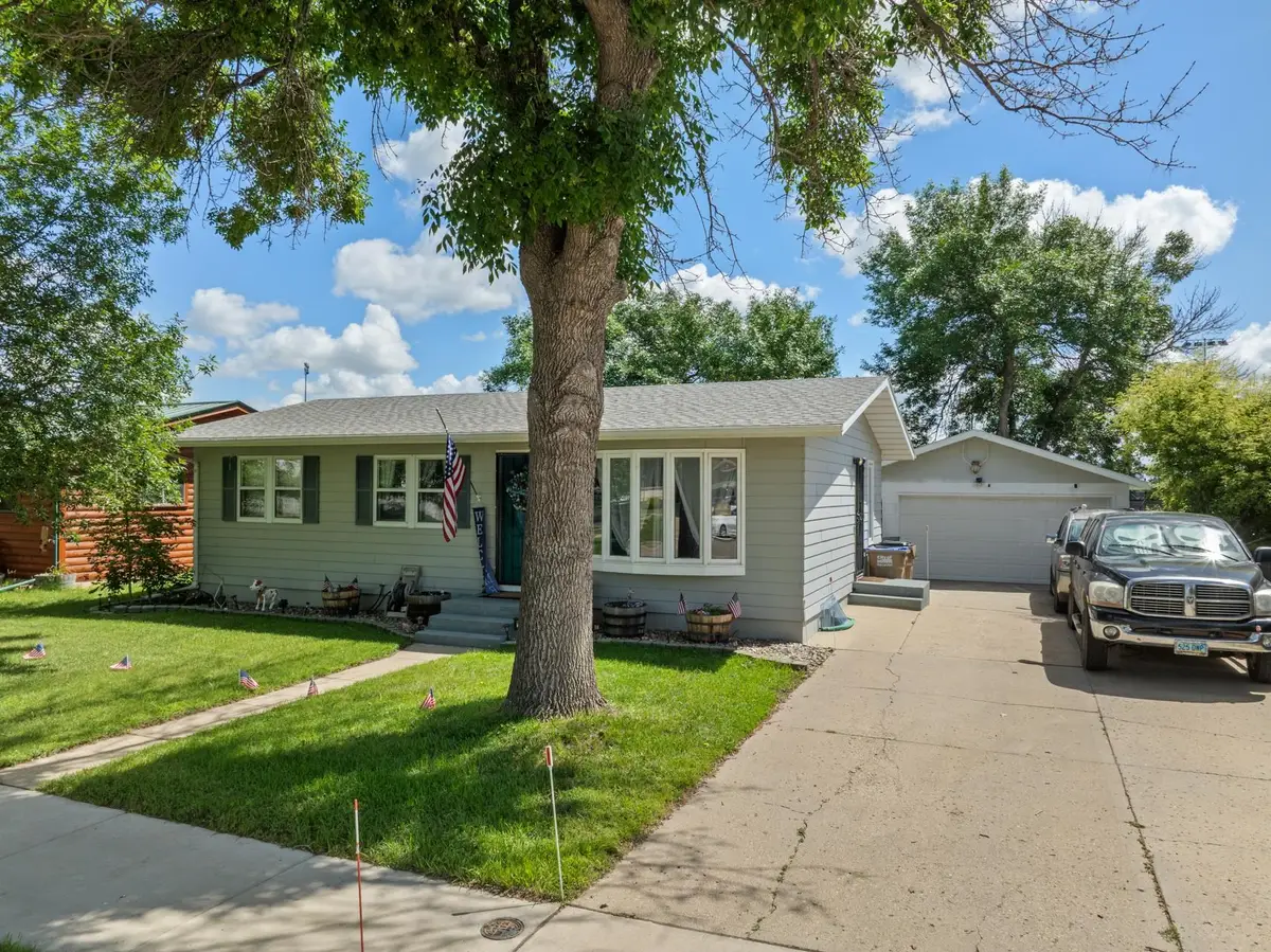 1521 2nd St SE, Minot, ND 58701 - #1