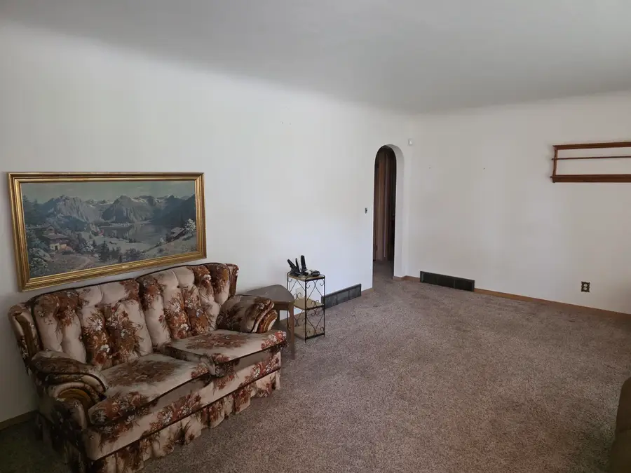 309 10th St SE, Minot, ND 58701 - #2
