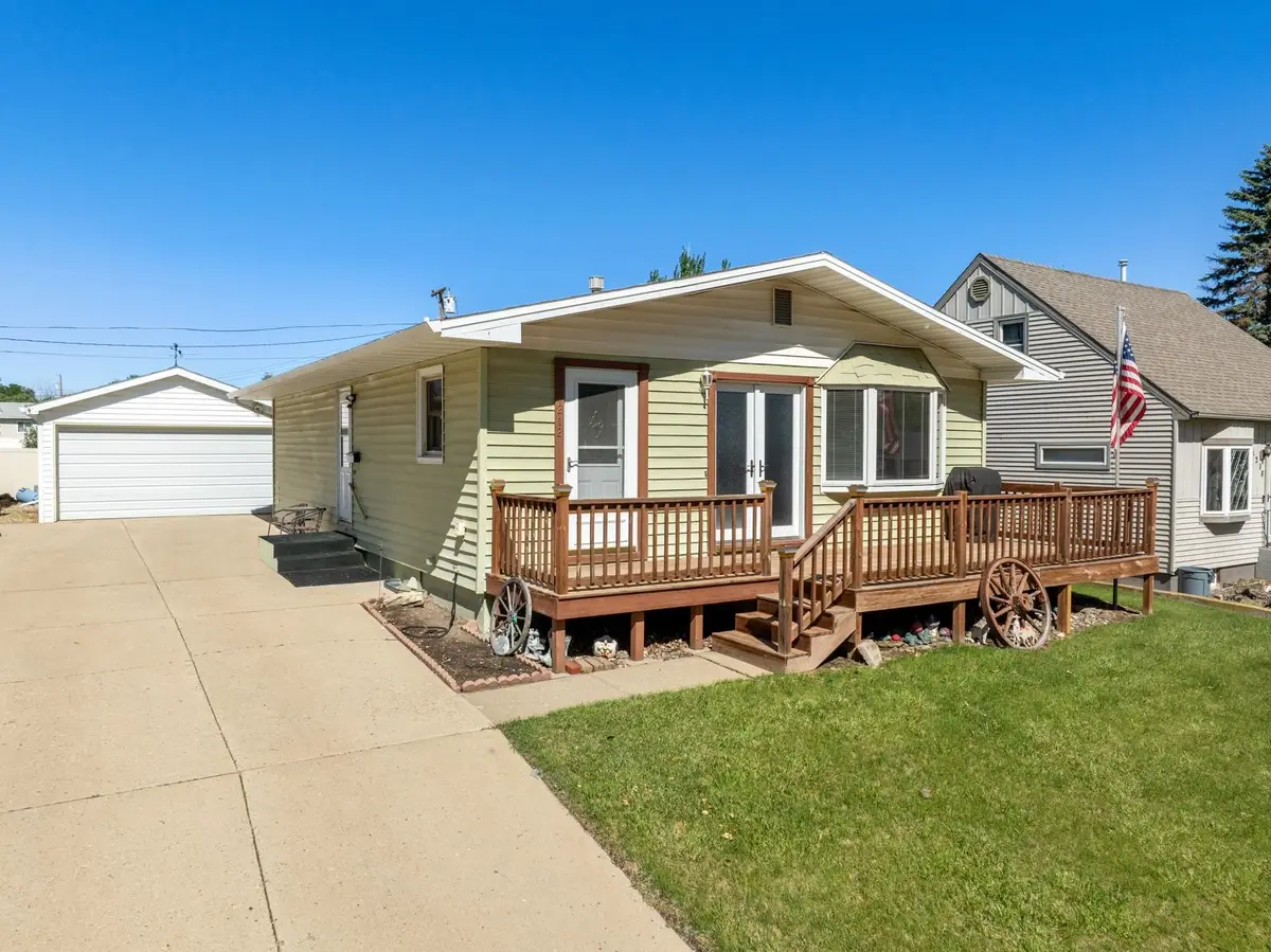 1212 4TH ST SW, Minot, ND 58701 - #1
