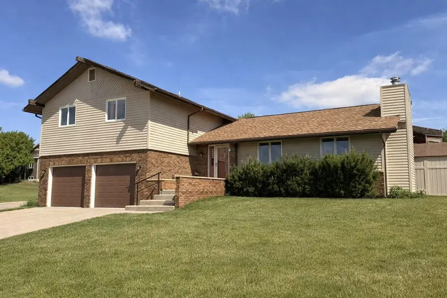 601 13th Ave NE, Minot, ND 58701-1569 - #2