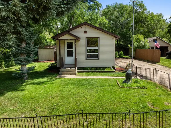 811 Hiawatha St, Minot, ND 58701