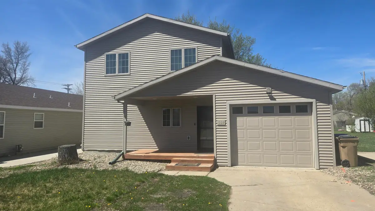 609 11th St NW, Minot, ND 58703 - #1