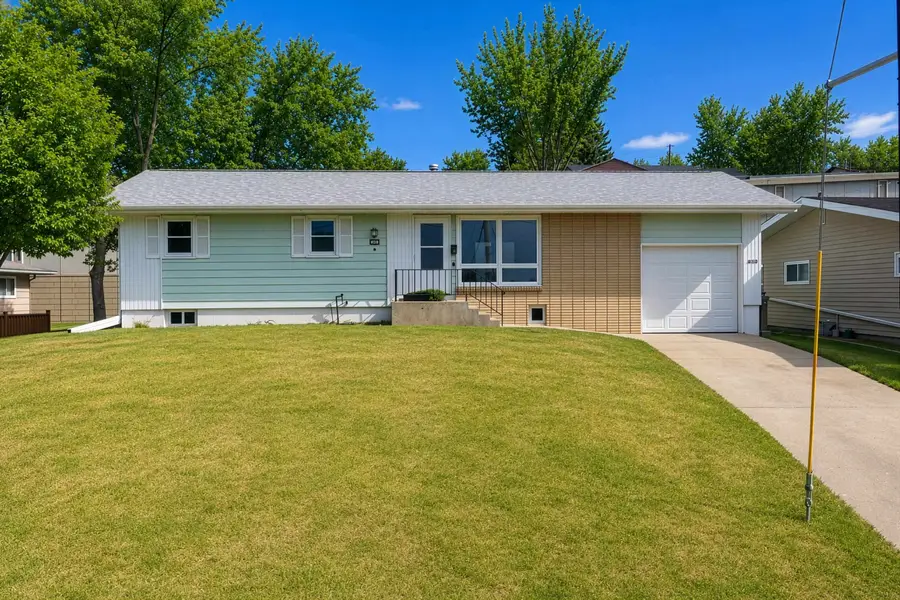425 11th Ave NE, Minot, ND 58703 - #2