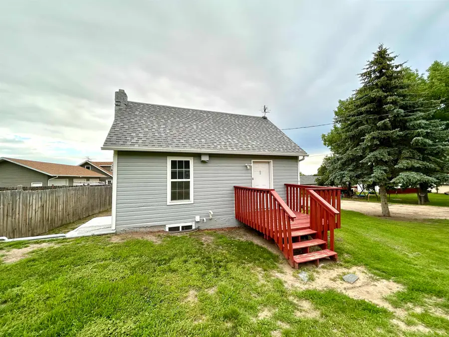 811 Arbor Ave SE, Minot, ND 58701 - #3