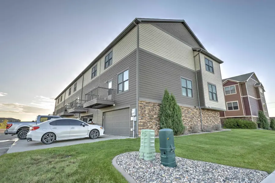 2935 8th St NW, Minot, ND 58703 - #2