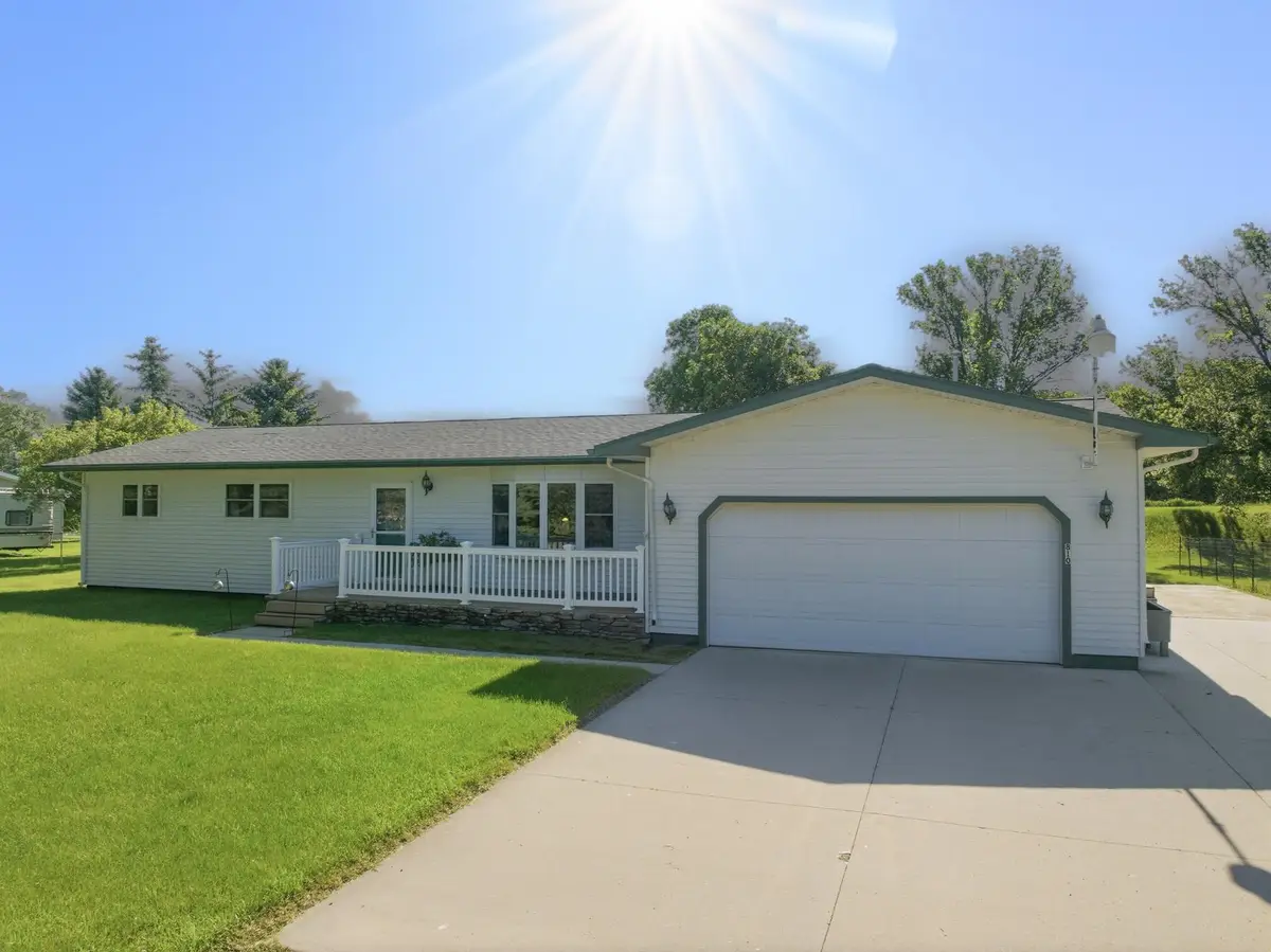 810 65th St NW, Minot, ND 58703 - #1