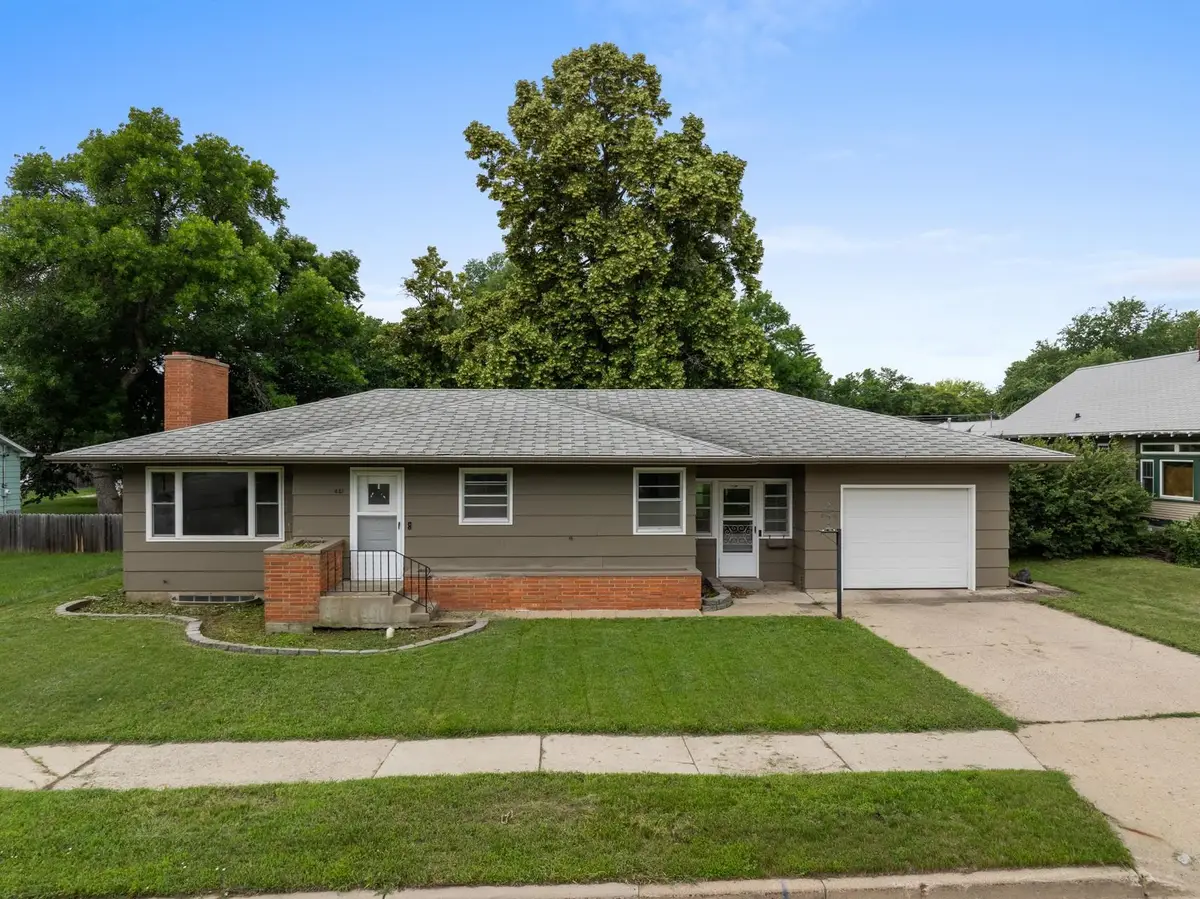 437 20th St NW, Minot, ND 58703 - #1