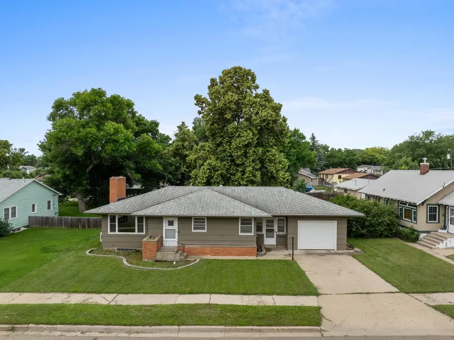 437 20th St NW, Minot, ND 58703 - #3