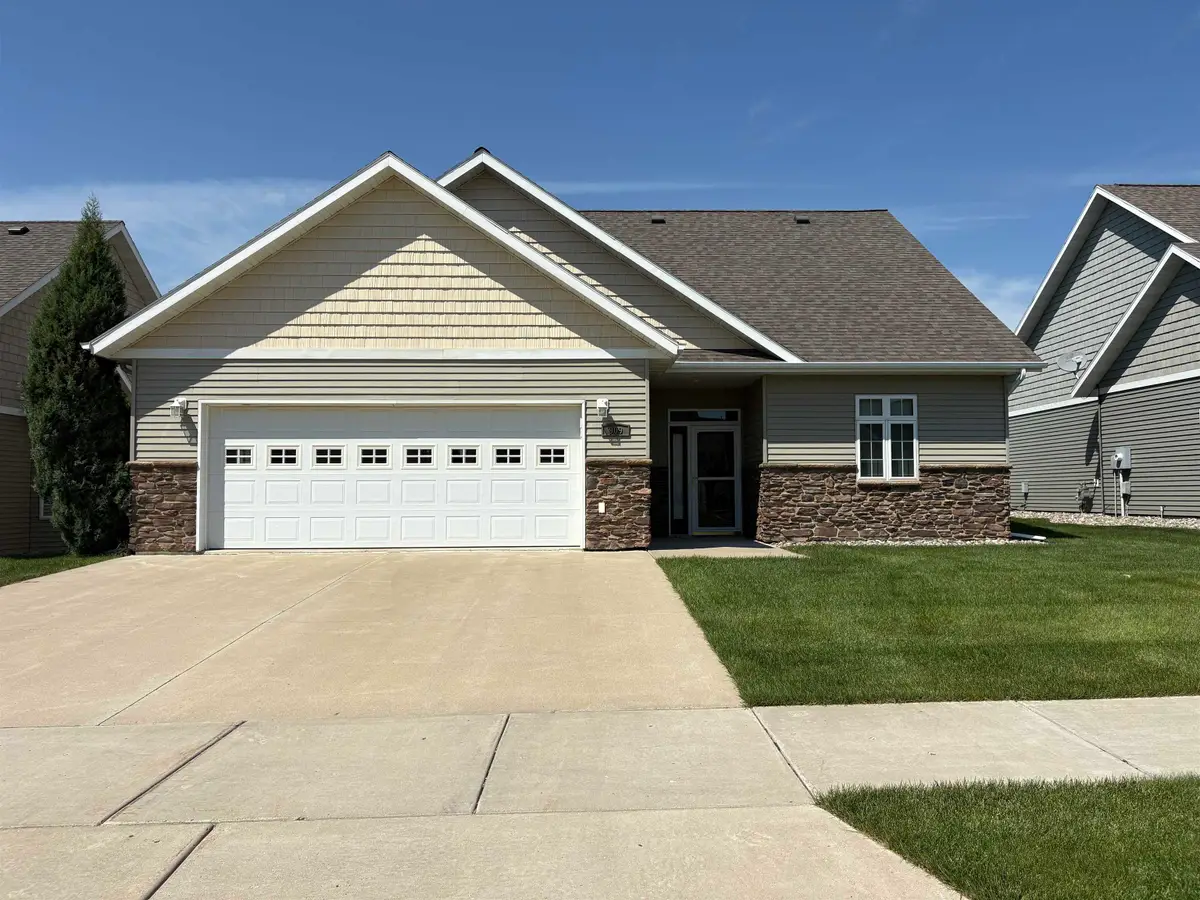 909 Sycamore Ave SE, Minot, ND 58701 - #1