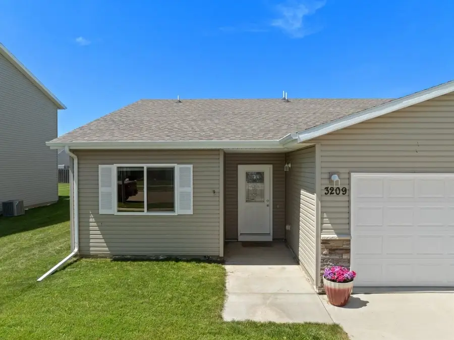 3209 Kodiak St NW, Minot, ND 58703 - #2