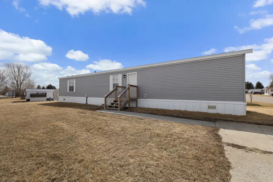 405 SE 31st Ave, Minot, ND 58701 - #2