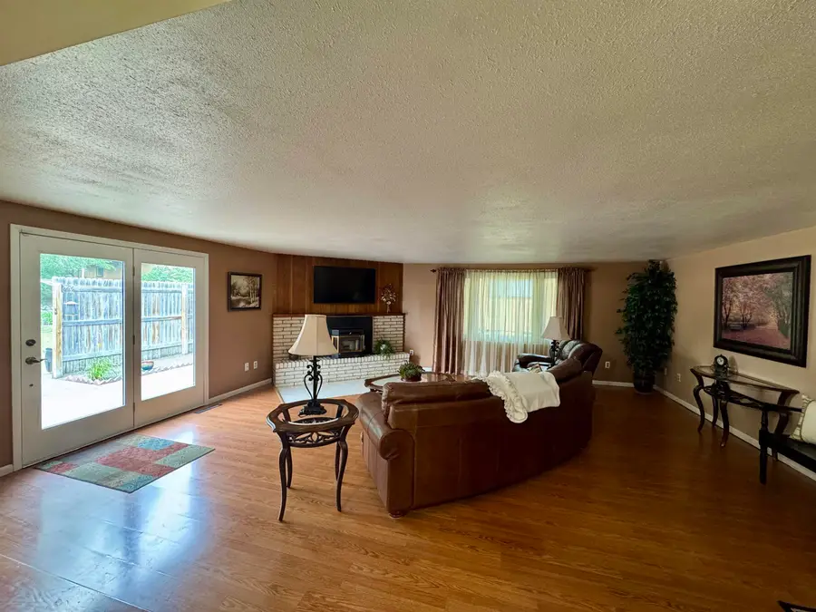 2816 SW 1st Ave, Minot, ND 58701 - #2