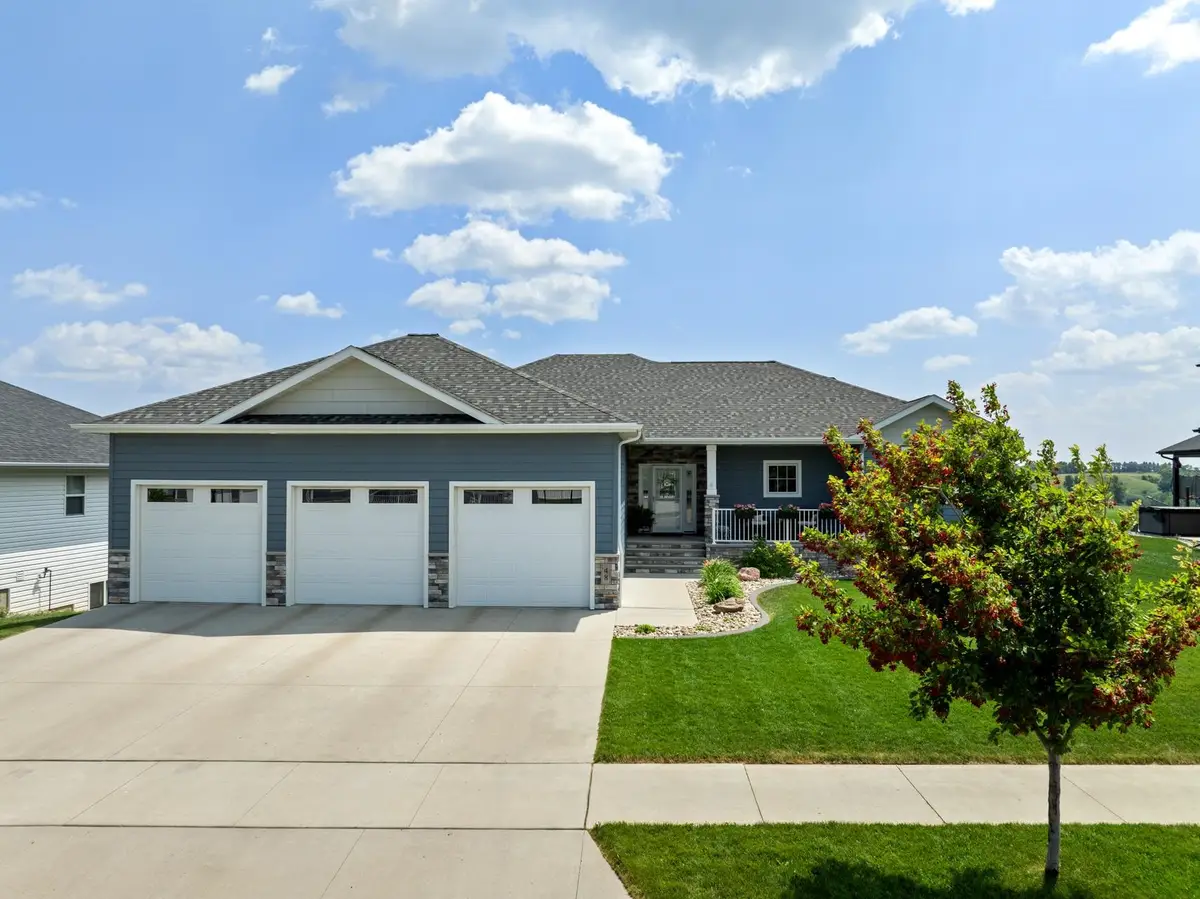 48 Valley Bluffs Ct, Minot, ND 58701 - #1