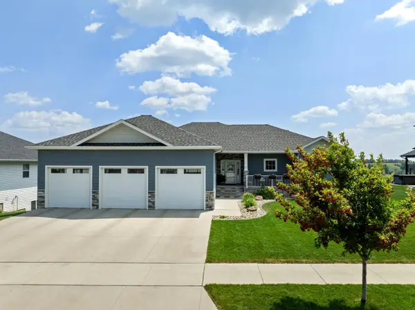 48 Valley Bluffs Ct, Minot, ND 58701