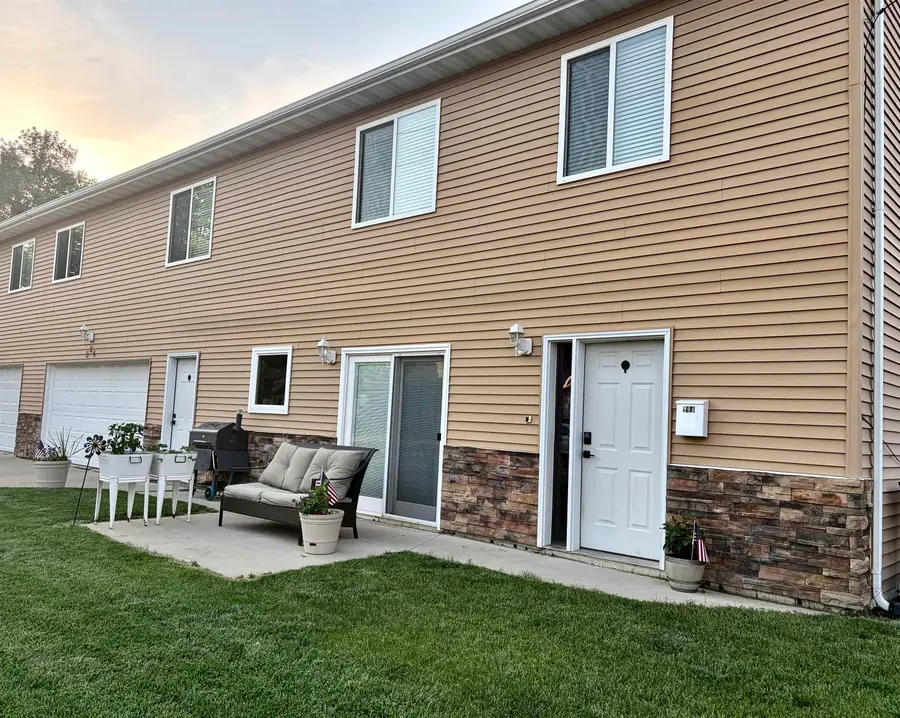 504 2nd Ave NW, Minot, ND 58703 - #2