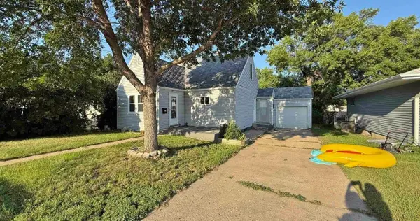 420 21st St. NW, Minot, ND 58703-1844